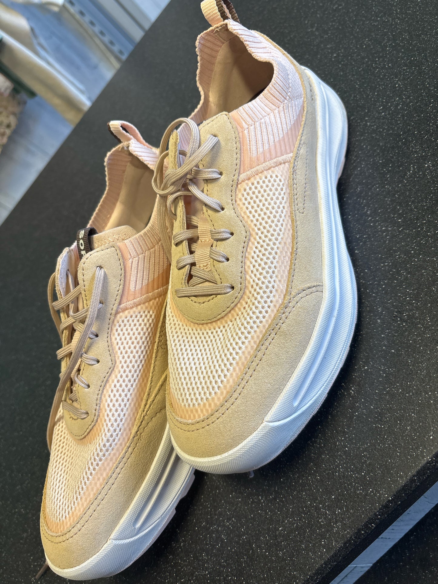 Size 10.5 Sorel Peach camel Ladies Footwear/Ladies