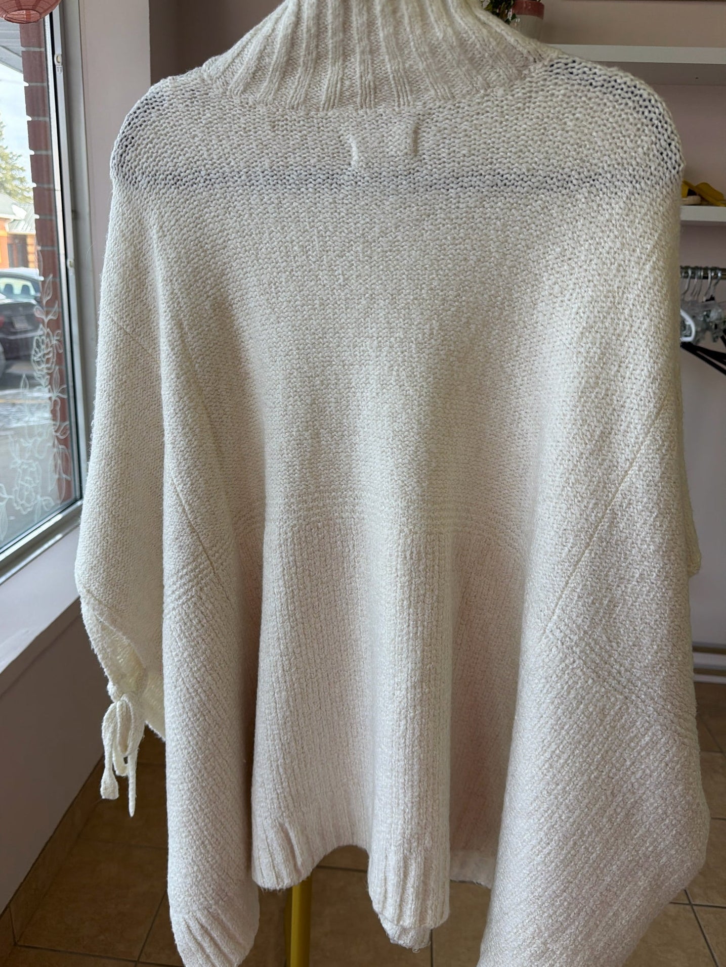 Size XS Ugg Cream Knit Brand New Ladies Top