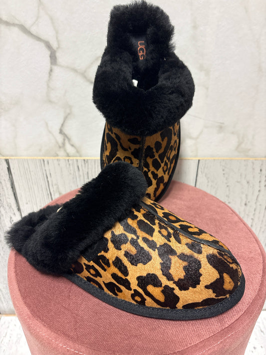 Size 6 Ugg Black Tan Animal Print Ladies Footwear